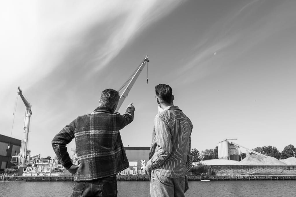 Twee mannen bij een havenkraan